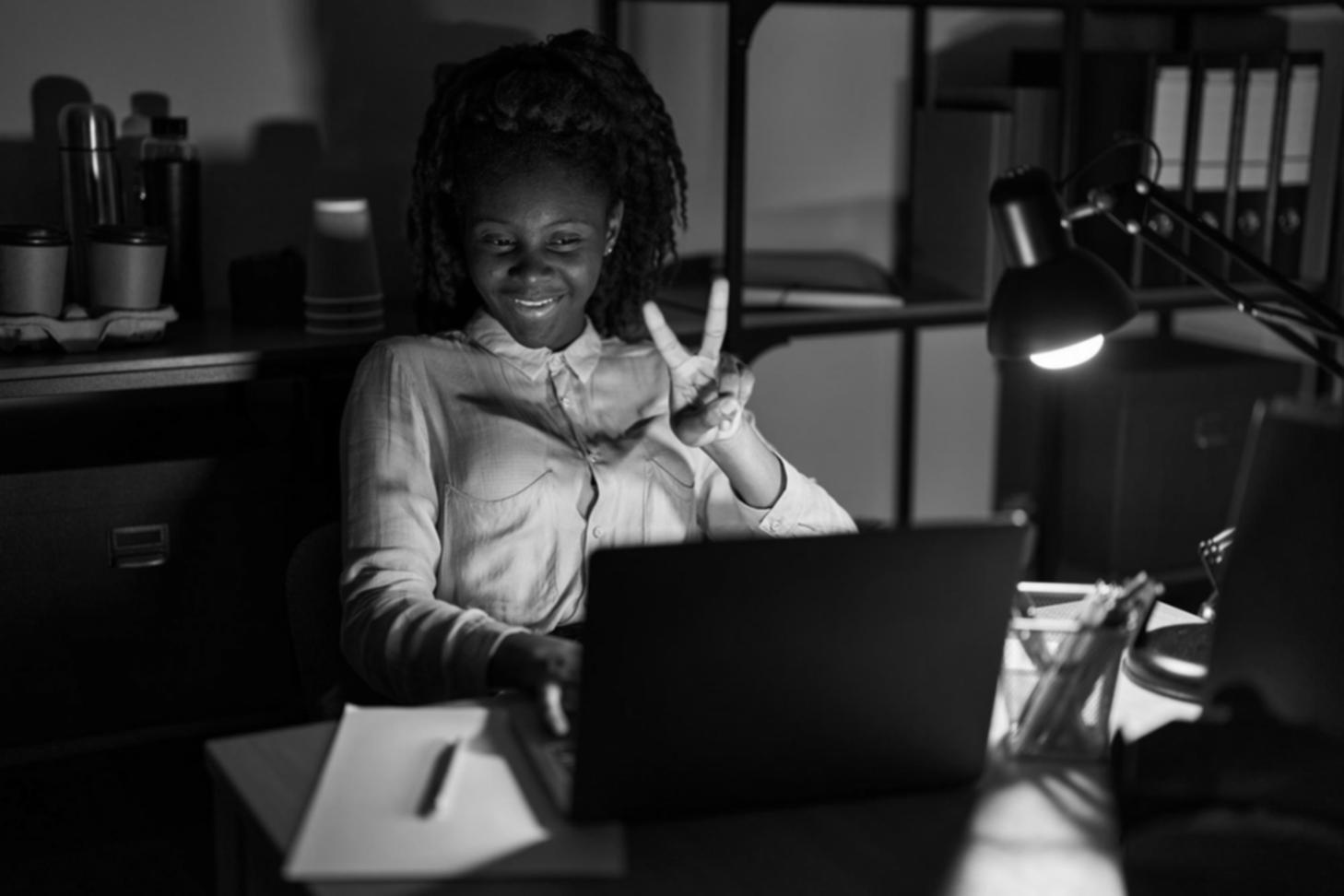 Professionelles Team bei der Arbeit an digitalen Marketing-Strategien